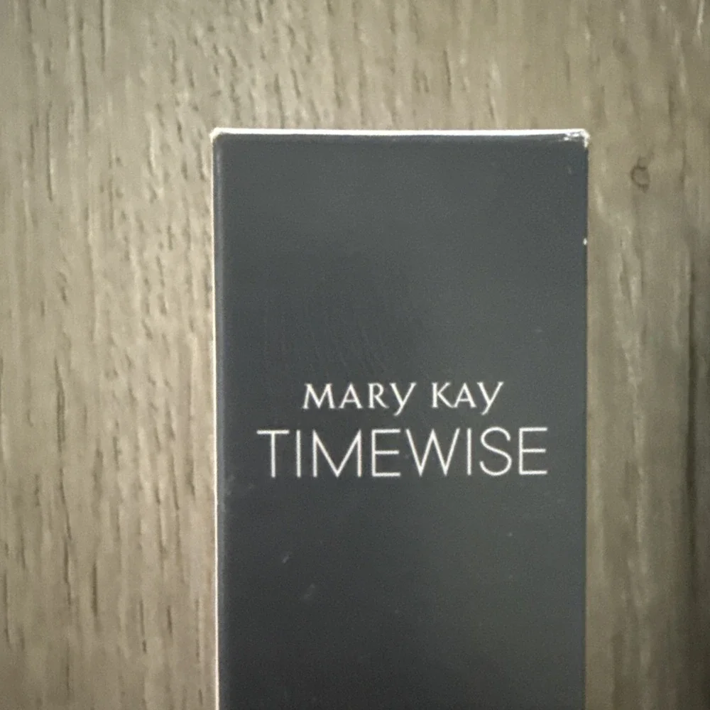 NIB Mary Kay TimeWise Luminous 3D Foundation Beige C 130